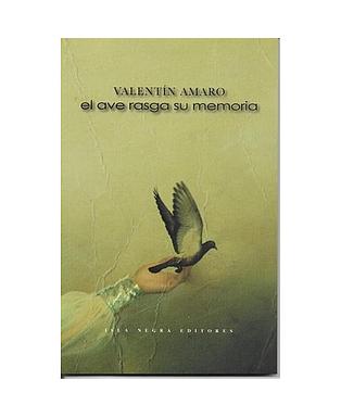 El ave rasga su memoria