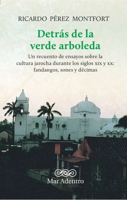 Detrás de la verde arboleda